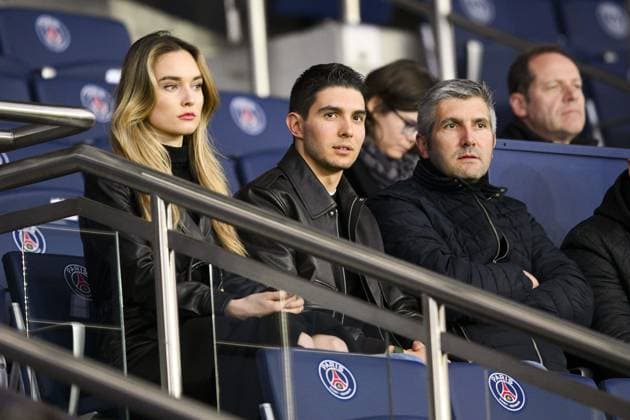 Esteban Ocon et sa compagne Elena Berri et son pere Laurent Ocon CELEBRITES : PSG vs RC Lens - Ligue1 - 15 04 2023 JBAutissier Panoramic 