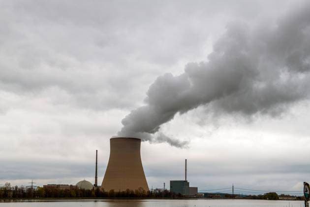 Kernkraftwerk Isar 2, nur fünf Stunden vor der Stilllegung, in Essenbach bei Landshut, 15. April 2023 Deutschland, Essenbach, Ortsteil Unterahrain, 15. April 2023, letzter Betriebstag des Kernkraftwerks Isar 2, nur noch 5 Stunden bis zur endgültigen Abschaltung, Ende der Kernenergie in Deutschland, Block 1 und Block 2 mit Isar Stausee, Block 1 (links) ist 2011 abgeschaltet worden, das AKW Isar 2 lieferte 35 Jahre lang Strom, Kühlturm, Wasserdampf steigt in den Wolkenhimmel, KKI 2, Stilllegung, Abschaltung, Atomausstieg, Streckbetrieb, Betreiber des Kraftwerks ist die PreussenElektra GmbH mit 75 % Beteiligung, die Stadtwerke München mit 25 Prozent, PreussenElektra ist eine Tochtergesellschaft der E.ON, Ukrainekrieg, AKW, Atomkraft, Atome