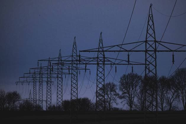 Strommasten, aufgenommen in Schoenau-Berzdorf, 12.04.2023. Schoenau-Berzdorf Deutschland *** Electricity pylons photographed in Schoenau Berzdorf, 12 04 2023 Schoenau Berzdorf Germany Copyright: xFlorianxGaertner photothek.dex