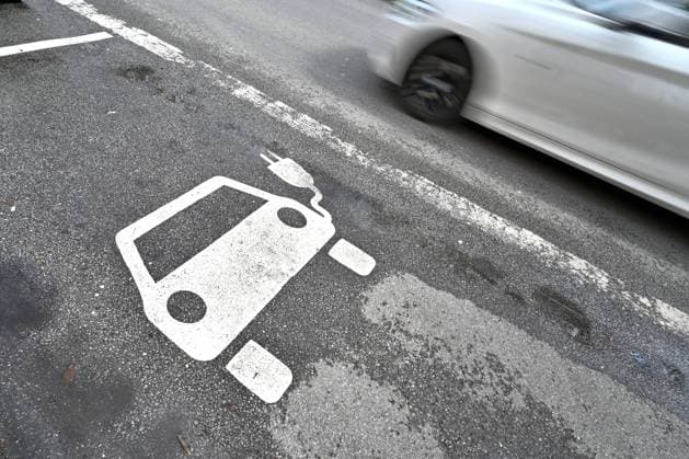 Hier gibt es Energie. Markierung für die Parkplätze während der Ladevorganges von Elektroautos. München Bayern Deutschland *** Here there is energy marking for parking during electric car charging Munich Bavaria Germany Copyright: xRolfxPossx