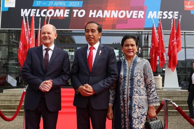 News Themen der Woche KW15 News Bilder des Tages Niedersachsen Hannover, Eröffnungsveranstaltung HANNOVER MESSE am 16.04.2023 Hannover Congress Centrum, HCC, Begrüßung S.E. Joko Widodo Präsident der Republik Indonesien mit seiner Ehefrau Iriana, durch Bundeskanzler Olaf Scholz *** Lower Saxony Hannover, Opening Event HANNOVER MESSE on 16 04 2023 Hannover Congress Centrum, HCC, Welcoming S E Joko Widodo President of the Republic of Indonesia with his wife Iriana, by Chancellor Olaf Scholz