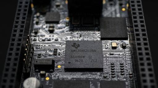 RECORD DATE NOT STATED A printed circuit board for Intel products sits on top of a wooden table, surrounded by various computer chips *** einer bedruckt Schaltung Brett für Intel Produkte sitzt am Spitze des einer hölzern table, umgeben indem verschieden computergestützten Jetons 18709721