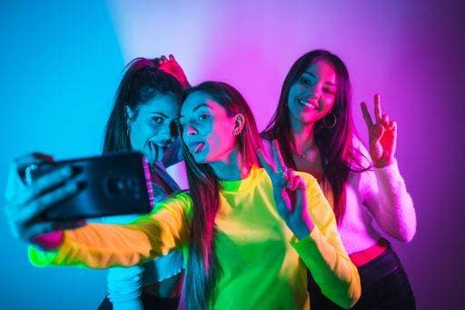 RECORD DATE NOT STATED The lifestyle of friends partying in a disco with blue and pink neon lights taking a selfie for social networks *** der Lebensstil des Freunde partying ÊIn einer Disko mit Blau und Rosa neonfarben Lichter nehmend einer selfie für soziale Netze 1872959 ,model released, Symbolfoto