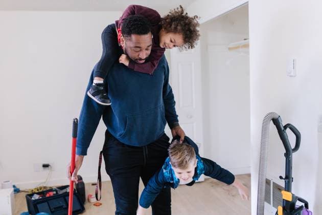IMAGO Creative: Frühjahrsputz Black dad holding two kids while cleaning the house Portland, Oregon, United States CR_OQLW230405-1164654-01 ,model released, Symbolfoto