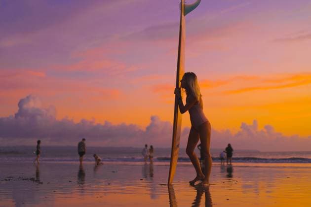 Woman surfer with surfboard at sunset, Bali. Kuta, Bali, Indonesia CR_YUKI230414-1170783-01 ,model released, Symbolfoto