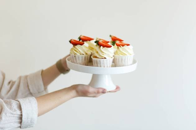 cream cupcakes with fresh strawberries freshly prepared by pastry chef Lviv, Lviv Oblast, Ukraine R_ORFI230404-1132671-01 ,model released, Symbolfoto
