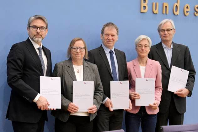 News Themen der Woche KW16 News Bilder des Tages Marc Oliver Bettzüge, Barbara Schlomann, Hans-Martin Henning, Brigitte Knopf und Thomas Heimer bei der Bundespressekonferenz zur Veröffentlichung des Prüfberichts zur Berechnung der deutschen Treibhausgasemissionen für das Jahr 2022 im Haus der Bundespressekonferenz. Berlin, 17.04.2023 *** Marc Oliver Bettzüge, Barbara Schlomann, Hans Martin Henning, Brigitte Knopf and Thomas Heimer at the Federal Press Conference on the publication of the audit report on the calculation of German greenhouse gas emissions for the year 2022 at the Haus der Bundespressekonferenz Berlin, 17 04 2023 Foto:xF.xKernx xFuturexImage