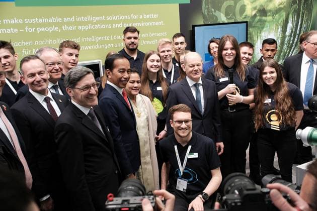 17.04.2023 xkhx Hannover, Messe, Fair Eröffnungsrundgang Hannover Messe 2023 Indonesien ist in diesem Jahr Partnerland der Hannover Messe. Rundgang - EBM-Papst Hersteller von Elektromotoren und Ventilatoren Bild zeigt Präsident Indonesien, Joko Widodo, Bundeskanzler Olaf Scholz inmitten der Auszubildenden von EBM-Papst, die als Zukunftshelden für Ausbildung werben *** 17 04 2023 xkhx Hannover, Messe, Fair Opening tour Hannover Messe 2023 Indonesia is the partner country of Hannover Messe this year Tour EBM Papst manufacturer of electric motors and fans Picture shows President Indonesia, Joko Widodo, German Chancellor Olaf Scholz amidst EBM Papst trainees promoting training as future heroes KH