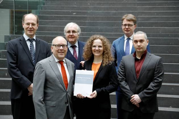 News Themen der Woche KW16 News Bilder des Tages Prof. Dr. Thiess Büttner, Prof. Dr. Christian Rolfs, Universität zu Köln, Prof. Dr. Jürgen Wasem, Prof. Dr. Christine Arentz, Dr. Florian Reuther, Constantin Papaspyratos, Deutschland, Berlin, Bundespressekonferenz, Thema: Experten-Rat Pflegefinanzen. Zukünftige Finanzierung der Pflege: Vorstellung des Abschlussb *** Prof Dr Thiess Büttner, Prof Dr Christian Rolfs, University of Cologne, Prof Dr Jürgen Wasem, Prof Dr Christine Arentz, Dr Florian Reuther, Constantin Papaspyratos, Germany, Berlin, Bundespressekonferenz, Thema Experten Rat Pflegefinanzen Zukünftige Finanzierung der Pflege Vorstellung des Abschlussb