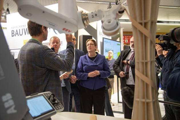 News Themen der Woche KW16 News Bilder des Tages BAU Messe 2023 in München Bundesbauministerin Klara Geywitz ( SPD ) bei der Bau, der Weltleitmesse für Architektur, Materialien, Systeme am 17.4.23 in München. -- German Construction minister Klara Geywitz at the BAU, the World s Leading Trade Fair for Architecture, Materials, Systems, on April 17, 2023 in Munich, Germany. München Bayern Deutschland Copyright: xAlexanderxPohlx