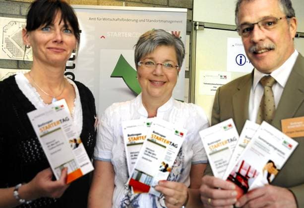 3. Bottroper Startertag Foto: Birgit Schweizer WAZ FotoPool *** NUR FÜR REDAKTIONELLE ZWECKE *** EDITORIAL USE ONLY ***<p>Der 3. Bottroper Startertag am Mittwoch , 25.05.2011 bietet Existenzgründern Austausch und Beratung.Die Organisatoren v.l.: Carla Heßling , Birgit Schmeink , jürgen Heidtmann Deutschland NRW Bottrop Copyright: BirgitxSchweizer *** 3 Bottrop starter day Photo Birgit Swiss WAZ PhotoPool *** ONLY FOR EDITORIAL PURPOSE *** EDITORIAL USE ONLY *** P the 3 Bottrop starter day on Wednesday , 25 05 2011 offers Start-ups Exchange and Advice the Organizers V l Carla Hessling , Birgit Schmeink , Jürgen Heidtman Germany NRW Bottrop Copyright BirgitxSwiss Copyright: BirgitxSchweizer docnrwhugopicture39129530 EDITORIAL USE ONLY