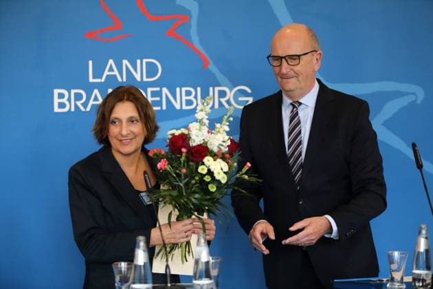 Bilder des Jahres 2023, News 04 April News Themen der Woche KW16 News Bilder des Tages Bildungsministerin Britta Ernst (SPD) und Ministerpräsident Dietmar Woidke (SPD) während einer Pressekonferenz zum Rücktritt der Bildungsministerin, Staatskanzlei, Potsdam, 17. April 2023. Brandenburg: Rücktritt Britta Ernst *** Minister of Education Britta Ernst SPD and Prime Minister Dietmar Woidke SPD during a press conference on the resignation of the Minister of Education, State Chancellery, Potsdam, 17 April 2023 Brandenburg resignation Britta Ernst.