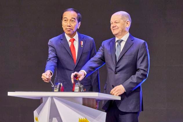 Bilder des Jahres 2023, News 04 April News Themen der Woche KW16 News Bilder des Tages Joko Widodo und Olaf Scholz beim Eröffnungsrundgang auf der Hannover Messe 2023 auf dem Messegelände. Hannover, 17.04.2023 *** Joko Widodo and Olaf Scholz during the opening tour of the Hannover Messe 2023 at the Hannover Exhibition Grounds, 17 04 2023. Foto:xU.xStammx xFuturexImage