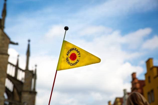 Atomkraft? Nein Danke. Wimpel mit dem Sonnenlogo der Anti-AKW- Bewegung *** Nuclear power no Thanks Pennant with the sun logo the Anti NUCLEAR POWER PLANT Movement 1083402867