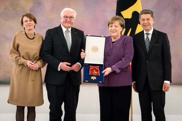 Bilder des Jahres 2023, News 04 April News Themen der Woche KW16 News Bilder des Tages Verleihung des Grosskreuzes des Verdienstordens der Bundesrepublik Deutschland an Bundeskanzlerin a. D. Angela Merkel Gruppenfoto Elke Buedenbender, Bundespraesident Frank-Walter Steinmeier, Bundeskanzlerin a. D. Angela Merkel und Ehemann Joachim Sauer mit dem Grosskreuzes des Verdienstordens der Bundesrepublik Deutschland an Bundeskanzlerin a. D. Angela Merkel im Schloss Bellevue Berlin Berlin Deutschland *** Award of the Grand Cross of the Order of Merit of the Federal Republic of Germany to Chancellor a D Angela Merkel Group photo Elke Buedenbender, German President Frank Walter Steinmeier, Chancellor a D Angela Merkel and husband Joachim Sauer with the Grand Cross of the Order of Merit of the Federal Republic of Germany to Chancellor a