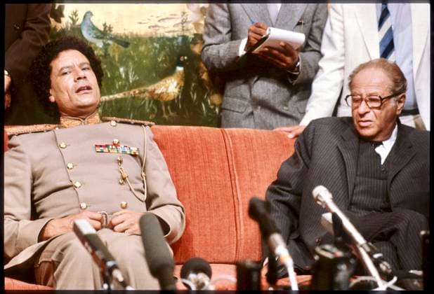Bruno Kreisky trifft libyschen Staatschef Muammar GADDAFI Wien, Flughafen Schwechat, Sondergastraum, 10. September 1982 Wien Austria *** Bruno Kreisky meets Libyan Head of State Muammar GADDAFI Vienna, Schwechat Airport, Special Guest Room, 10 September 1982 Vienna Austria Z101000159_170423_01jpeg