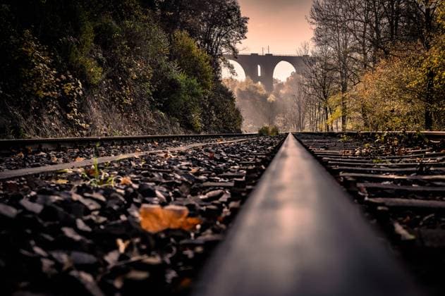 IMAGO Creative: Herbst, Lichtimpressionen Herbstlicher Blick auf die Elstertalbrücke in der Nähe von Plauen (Sachsen) Herbstliche Landschaft mit Bahngleisen, im Hintergrund ein Eisenbahnviadukt im Morgendunst Copyright: xZoonar.com MarcusxFriedrichx 17792382