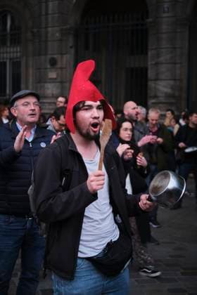 Concert Of Pots And Pans At Paris City Hall A concert of pans is taking place at the Paris City Hall in protest of President Emmanuel Macron s speech, in Paris, France, on April 17, 2023. Paris France  Copyright: xGuillaumexPinonx originalFilename: pinon-franceco230417_npa8a.jpg