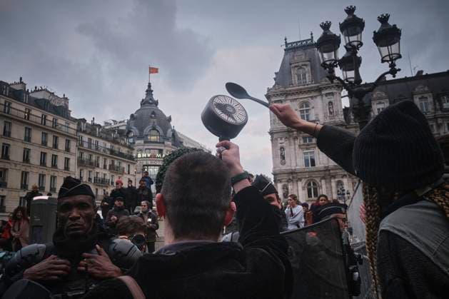 News Bilder des Tages Concert Of Pots And Pans At Paris City Hall A concert of pans is taking place at the Paris City Hall in protest of President Emmanuel Macron s speech, in Paris, France, on April 17, 2023. Paris France  Copyright: xGuillaumexPinonx originalFilename: pinon-franceco230417_npCKs.jpg