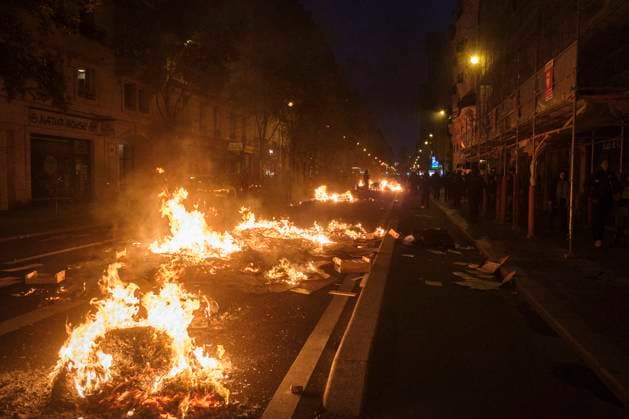Concert Of Pots And Pans At Paris City Hall Following the concert of pots and pans at the Paris City Hall, some demonstrators are regrouping in the Beaubourg district, creating a spontaneous demonstration, erecting barricades, and burning rubbish bins. The smouldering streets are being blocked until the police and fire brigade intervene, in Paris, France, on April 17, 2023. Paris France  Copyright: xGuillaumexPinonx originalFilename: pinon-franceco230417_npIU1.jpg