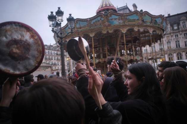 Concert Of Pots And Pans At Paris City Hall A concert of pans is taking place at the Paris City Hall in protest of President Emmanuel Macron s speech., in Paris, France, on April 17, 2023. Paris France  Copyright: xGuillaumexPinonx originalFilename: pinon-franceco230417_npIve.jpg