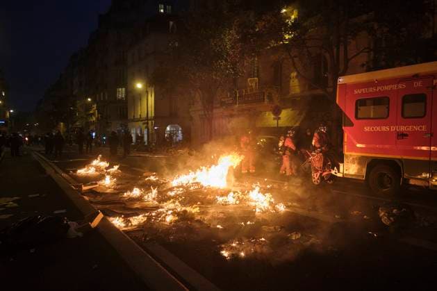 Concert Of Pots And Pans At Paris City Hall Following the concert of pots and pans at the Paris City Hall, some demonstrators are regrouping in the Beaubourg district, creating a spontaneous demonstration, erecting barricades, and burning rubbish bins. The smouldering streets are being blocked until the police and fire brigade intervene, in Paris, France, on April 17, 2023. Paris France  Copyright: xGuillaumexPinonx originalFilename: pinon-franceco230417_npMjZ.jpg