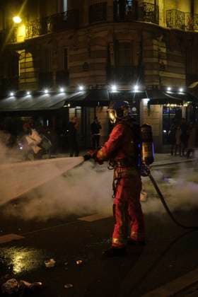 Concert Of Pots And Pans At Paris City Hall Following the concert of pots and pans at the Paris City Hall, some demonstrators are regrouping in the Beaubourg district, creating a spontaneous demonstration, erecting barricades, and burning rubbish bins. The smouldering streets are being blocked until the police and fire brigade intervene , in Paris, France, on April 17, 2023. Paris France  Copyright: xGuillaumexPinonx originalFilename: pinon-franceco230417_npxNi.jpg