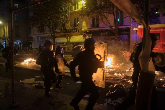 Concert Of Pots And Pans At Paris City Hall Following the concert of pots and pans at the Paris City Hall, some demonstrators are regrouping in the Beaubourg district, creating a spontaneous demonstration, erecting barricades, and burning rubbish bins. The smouldering streets are being blocked until the police and fire brigade intervene, in Paris, France, on April 17, 2023. Paris France  Copyright: xGuillaumexPinonx originalFilename: pinon-franceco230417_nplzg.jpg