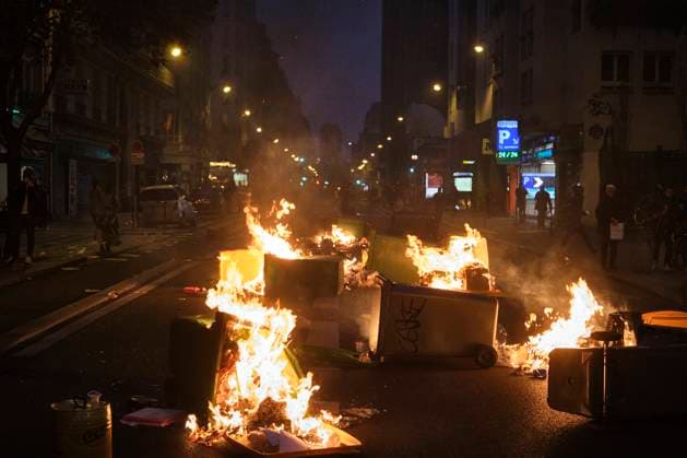 News Bilder des Tages Concert Of Pots And Pans At Paris City Hall Following the concert of pots and pans at the Paris City Hall, some demonstrators are regrouping in the Beaubourg district, creating a spontaneous demonstration, erecting barricades, and burning rubbish bins. The smouldering streets are being blocked until the police and fire brigade intervene., in Paris, France, on April 17, 2023. Paris France  Copyright: xGuillaumexPinonx originalFilename: pinon-franceco230417_npo6l.jpg