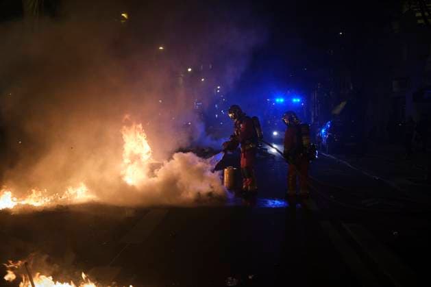 Concert Of Pots And Pans At Paris City Hall Following the concert of pots and pans at the Paris City Hall, some demonstrators are regrouping in the Beaubourg district, creating a spontaneous demonstration, erecting barricades, and burning rubbish bins. The smouldering streets are being blocked until the police and fire brigade intervene, in Paris, France, on April 17, 2023. Paris France  Copyright: xGuillaumexPinonx originalFilename: pinon-franceco230417_nptqI.jpg
