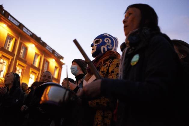 Pot Concert During Macron s Speech On Tvs And Radios A few thousands people gathered in front of the Capitole in Toulouse for a pot concert at the same French President Macron spoke on TVs and radios. They are angered by the decision to validate the pension bill by the consitutional council and its promulgation by Macron soon after. The pension bill will delay retirement by two years to 64 and was pushed through parliament by the government without a vote.Polls show 64% french people say they want the stirkes to intensify and that 93% of workers oppose the pension reform. The retirement age would be raised to 64 years (for 43 years of continued work) and the pensions will be lower specially for women, short careers and low wages people. T  Copyright: xAlainxPittonx originalFilename: pitton-notitle230417_npl9s.jpg