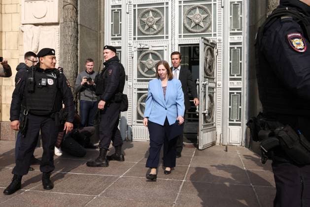 Bilder des Jahres 2023, News 04 April News Themen der Woche KW16 News Bilder des Tages RUSSIA, MOSCOW - APRIL 18, 2023: US Ambassador to Russia Lynne M. Tracy leaves the offices of the Russian Foreign Ministry. Tracy was summoned to the Russian Foreign Ministry over meddling in Russia s domestic matters. Valery Sharifulin TASS  58494376