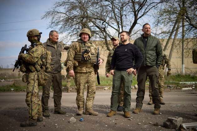 Bilder des Jahres 2023, News 04 April News Themen der Woche KW16 News Bilder des Tages April 18, 2023, Avdiivka, Donetsk Oblast, Ukraine: Ukrainian President Volodymyr Zelenskyy, 2nd right, views damaged civilian structures during of the frontlines in the Donetsk region, April 18, 2023 in Avdiivka, Ukraine. Avdiivka Ukraine - ZUMAp138 20230418_zaa_p138_015 Copyright: xPoolx UkrainianxPresidentiax