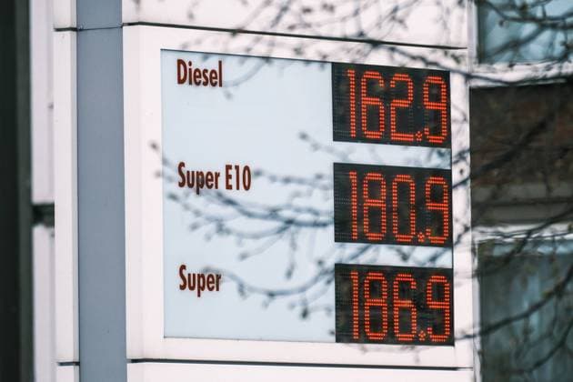 Düsseldorf 18.04.2023 Shell Tankstelle Benzinpreis Benzin Treibstoff Preiserhöhung Rohöl-Knappheit Diesel Zapfsäule Zapfhahn E10 Diesel V-Power E5 Inflation Preissteigerung Düsseldorf Nordrhein-Westfalen Deutschland *** Dusseldorf 18 04 2023 Shell gas station gasoline price petrol fuel price increase crude oil shortage diesel gas pump pump E10 diesel V Power E5 inflation price increase Dusseldorf North Rhine Westphalia Germany