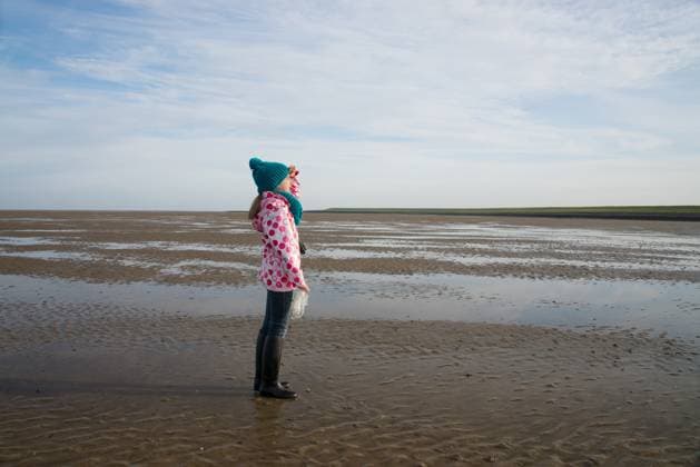 Die Wattwanderung lonely child during mudflat hiking tour in northern sea ,model released, Symbolfoto Copyright: xZoonar.com XXLPhotox 6590295 ,model released, Symbolfoto ,property released