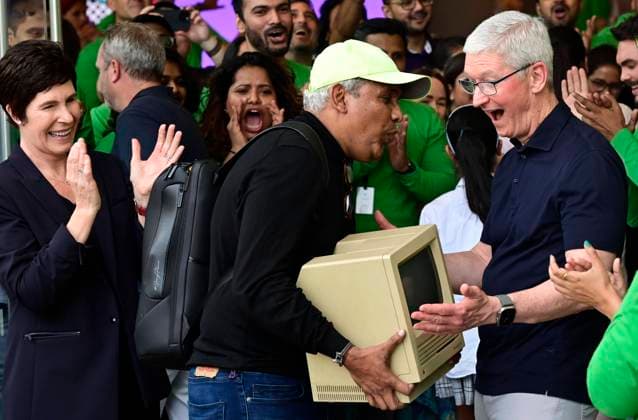 Bilder des Jahres 2023, News 04 April News Themen der Woche KW16 MUMBAI, INDIA - APRIL 18: Tim Cook, CEO, Apple Inc, gets excited after seeing, old Macintosh Classics 1984 model brought by Mac user Sajid Moinuddin, from Goregaon, who was standing in a queue since morning 6am, during inauguration of Apple Store , first outlet opened in India, at Bandra-Kurla Complex on April 18, 2023 in Mumbai, India. (Photo by Anshuman Poyrekar Hindustan Times) Apple Opens First India Store In Mumbai