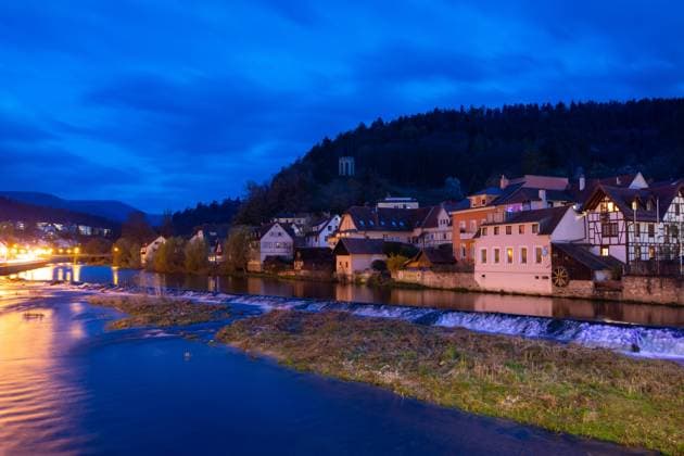 Häuser an der Murg, Bach, Blaue Stunde, historische Altstadt, Schlossstraße, Gernsbach, Nordschwarzwald, Baden-Württemberg, Deutschland, Europa *** Houses to the Murg, Bach, Blue Hour, historical Old Town, Castle Street, Gernsbach, Northern Black Forest, Bathing Württemberg, Germany, Europe Copyright: imageBROKER WolfgangxVeeser ibxwve09185769.jpg
