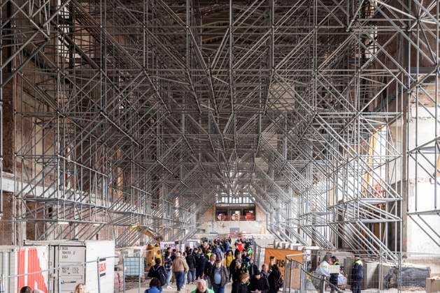 Tage der offenen Baustelle am neuen Hauptbahnhof. Vollständig entkernt ist das Denkmal Bonatzbau. für 250 Millionen Euro wird das Gebäude generalsaniert. Das Milliardenprojekt Stuttgart 21 weckt großes Interesse, 90000 Besucher zählte die Bahn an drei Tagen. Die Eröffnung des neuen Durchgangsbahnhofs ist für Dezember 2025 geplant. 10.04.2023: Stuttgart, Baden-Württemberg, Deutschland, Europa *** Construction site open days at the new main station The Bonatzbau monument has been completely gutted The building is being completely renovated for 250 million euros The Stuttgart 21 project, worth billions of euros, is attracting a great deal of interest The railroad counted 9,000 visitors over three days The opening of the new th