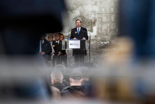 News Themen der Woche KW16 News Bilder des Tages April 19, 2023, Warsaw, Mazowieckie, Poland: The Israeli President, Isaac Herzog gives a speech during the ceremony in Warsaw. Poland marked the 80th anniversary of the Warsaw Ghetto Uprising - a violent revolt that occurred from April 19 to May 16, 1943, during World War II. Residents of the Jewish ghetto in Nazi-occupied Warsaw, staged the armed revolt to prevent deportations to Nazi-run extermination camps. The Uprising became an everlasting symbol of the resistance of Polish Jews against the Holocaust. Between 1942 to 1943 Germans transported over 300,000 Jews from the Warsaw Ghetto to the death camps. The official ceremony took place at the Monument to the Ghetto Heroes in Warsaw. Warsaw Poland - ZUMAs197 20230419_zaa_s197_185 Copyright: xAttilaxHusejnowx