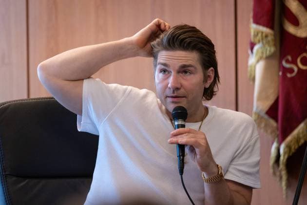 Influencer Jeremy Fragrance bei einem Vortragsabend zum Thema Glaubst du? Der Parfüm-Influencer Jeremy Fragrance bekennt sich zum katholischen Glauben und spricht bei einem Vortragsabend über seine Art, den Glauben zu praktizieren. Bonn NRW Deutschland *** Influencer Jeremy Fragrance at a lecture evening on the topic Do you believe The perfume Influencer Jeremy Fragrance professes the Catholic faith and speaks at a lecture evening about his way of practicing the faith Bonn NRW Germany Copyright: xBEAUTIFULxSPORTS Derixx