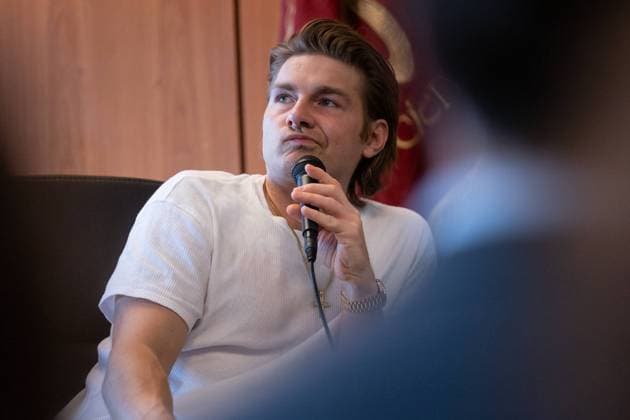 Influencer Jeremy Fragrance bei einem Vortragsabend zum Thema Glaubst du? Der Parfüm-Influencer Jeremy Fragrance bekennt sich zum katholischen Glauben und spricht bei einem Vortragsabend über seine Art, den Glauben zu praktizieren. Bonn NRW Deutschland *** Influencer Jeremy Fragrance at a lecture evening on the topic Do you believe The perfume Influencer Jeremy Fragrance professes the Catholic faith and speaks at a lecture evening about his way of practicing the faith Bonn NRW Germany Copyright: xBEAUTIFULxSPORTS Derixx