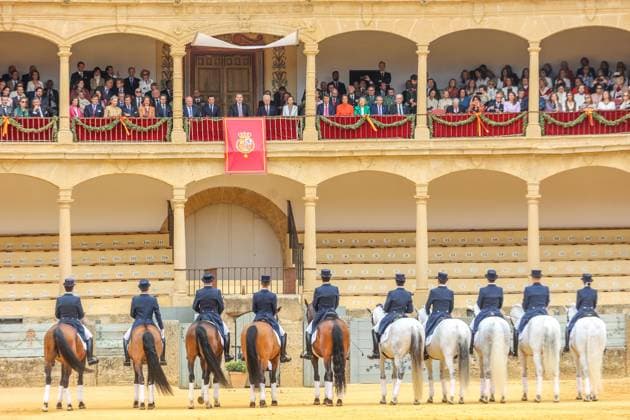 Entertainment Themen der Woche KW16 Entertainment Bilder des Tages April 19, 2023: April 19, 2023 (Ronda ,Malaga) Felipe VI is received by dozens of people upon his arrival at the bullring to participate in the commemoration of the 450th anniversary of the Real Maestranza de CaballeroÂ­a de Ronda. It was attended by some 2,500 schoolchildren from the SerranoÂ­a de Ronda. - ZUMAc161 20230419_zap_c161_007 Copyright: xLorenzoxCarnerox