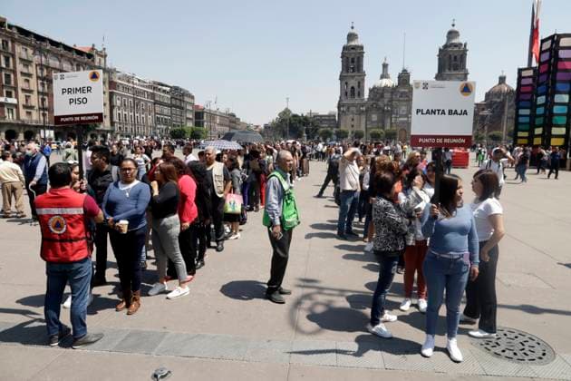 First national drill in Mexico April 19, 2023, Mexico City, Mexico: Citizens and workers participate in the First National Simulation with the activation of the seismic alert in the Zocalo in Mexico City. on April 19, 2023 in Mexico City, Mexico (Photo by Luis Barron Eyepix Group). Copyright: xLuisxBarronx xEyepixxGroupx LB20230419_SIMULACRO_CDMX5