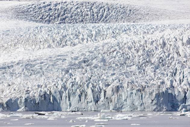  Der isländische Gletscher Fjallsjökull, Teil des Vatnajökull, kalbt im Sommer in den Gletschersee Fjallsárlón, Island, Europa *** the Iceland Glacier Fjallsjökull, Part of Vatnajökull, kalbt at Summer in the Glacial lake Fjallsárlón, Iceland, Europe Copyright: imageBROKER/alimdix/xArterra ibltsm09204274.jpg