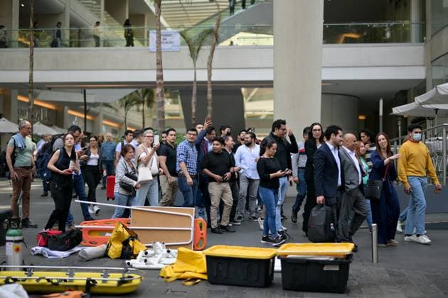 (230419) -- MEXICO CITY, April 19, 2023 -- People take part in the First National Drill 2023 in Mexico City, capital of Mexico, on April 19, 2023. ) MEXICO-MEXICO CITY-EARTHQUAKE-NATIONAL DRILL XinxYuewei 