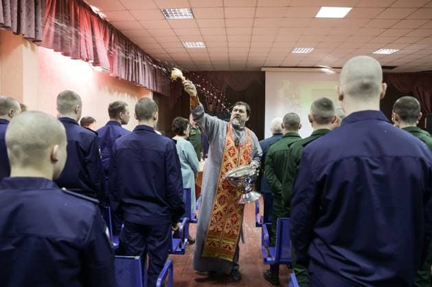 News Themen der Woche KW16 RUSSIA, NOVOSIBIRSK REGION - APRIL 20, 2023: A priest conducts a prayer service for conscripts departing for service with the Russian Armed Forces at St George Chapel at an assembly station of the Novosibirsk Region army recruitment office in the town of Ob. Kirill Kukhmar TASS  58530764