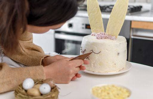 RECORD DATE NOT STATED Person baking and decorating cake shaped as a bunny. *** Person Backen und schmückend Kuchen förmig als einer bunny 2237505 ,model released, Symbolfoto