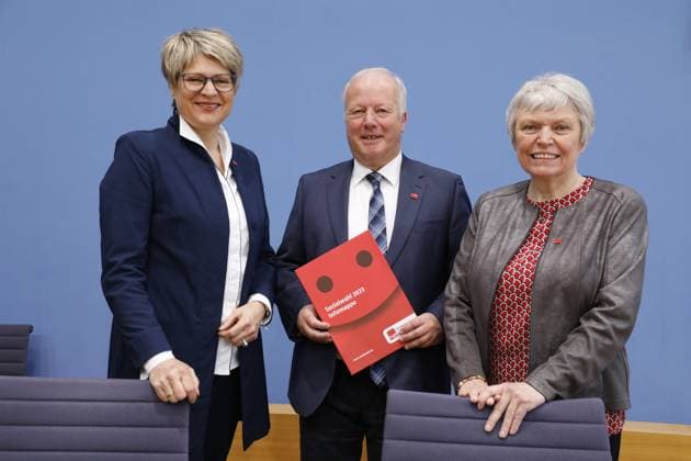 News Themen der Woche KW16 News Bilder des Tages Gundula Roßbach, Präsidentin der Deutschen Rentenversicherung Bund, Peter Weiß, Bundeswahlbeauftragter für die Sozialversicherungswahlen, Doris Barnett, stellv. Bundeswahlbeauftragte für die Sozialversicherungswahlen, Deutschland, Berlin, Bundespressekonferenz, Thema: Sozialwahl 2023 *** Gundula Roßbach, President of the German Pension Insurance Association, Peter Weiß, Federal Election Commissioner for Social Security Elections, Doris Barnett, Deputy Federal Election Commissioner for Social Security Elections, Germany, Berlin, Federal Press Conference, Topic Social Election 2023