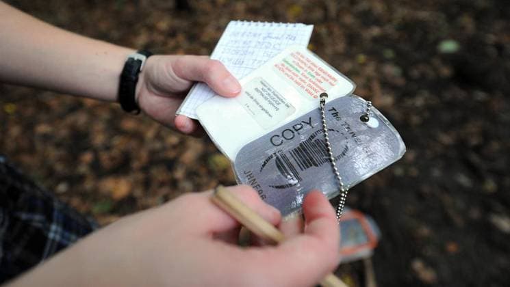 Geocaching *** NUR FÜR REDAKTIONELLE ZWECKE *** EDITORIAL USE ONLY ***<p>WAZ Mitarbeiterin Melanie Meyer unternimmt einen Selbstversuch im Geo Caching. Anhand von konkreten Koordinaten sucht sie nach am 21. August 2011 nach einem von einer unbekannten Person nach einem Schatz im Bereich des Nordsternparks in Gelsenkirchen. Mit hilfe eines GPS gestuetzten Navigationsgeraets entdeckt sie eine Tupperdose an einem Baum, in der ein Notizblock, in dem sich alle Entdecker der Tupperdose verewigen, und einen Hinweis auf den naechsten Ort, an dem ein Schatz versteckt sein koennte. Deutschland Nordrhein Westfalen Gelsenkirchen Horst Copyright: SebastianxKonopka *** Geocaching *** ONLY FOR EDITORIAL PURPOSE *** EDITORIAL USE ONLY *** P WAZ Employee Copyright: SebastianxKonopka docnrwhugopicture40973642 EDITORIAL USE ONLY