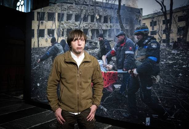 Bilder des Jahres 2023, News 04 April News Themen der Woche KW16 AMSTERDAM - The Ukrainian photographer Evgeniy Maloletka poses next to his winning photo in the Nieuwe Kerk. Maloletka has won the prestigious World Press Photo with a photo that portrays the consequences of the war between Ukraine and Russia. ANP RAMON VAN FLYMEN netherlands out - belgium out  Copyright: xx x467468835x originalFilename: 467468835.jpg